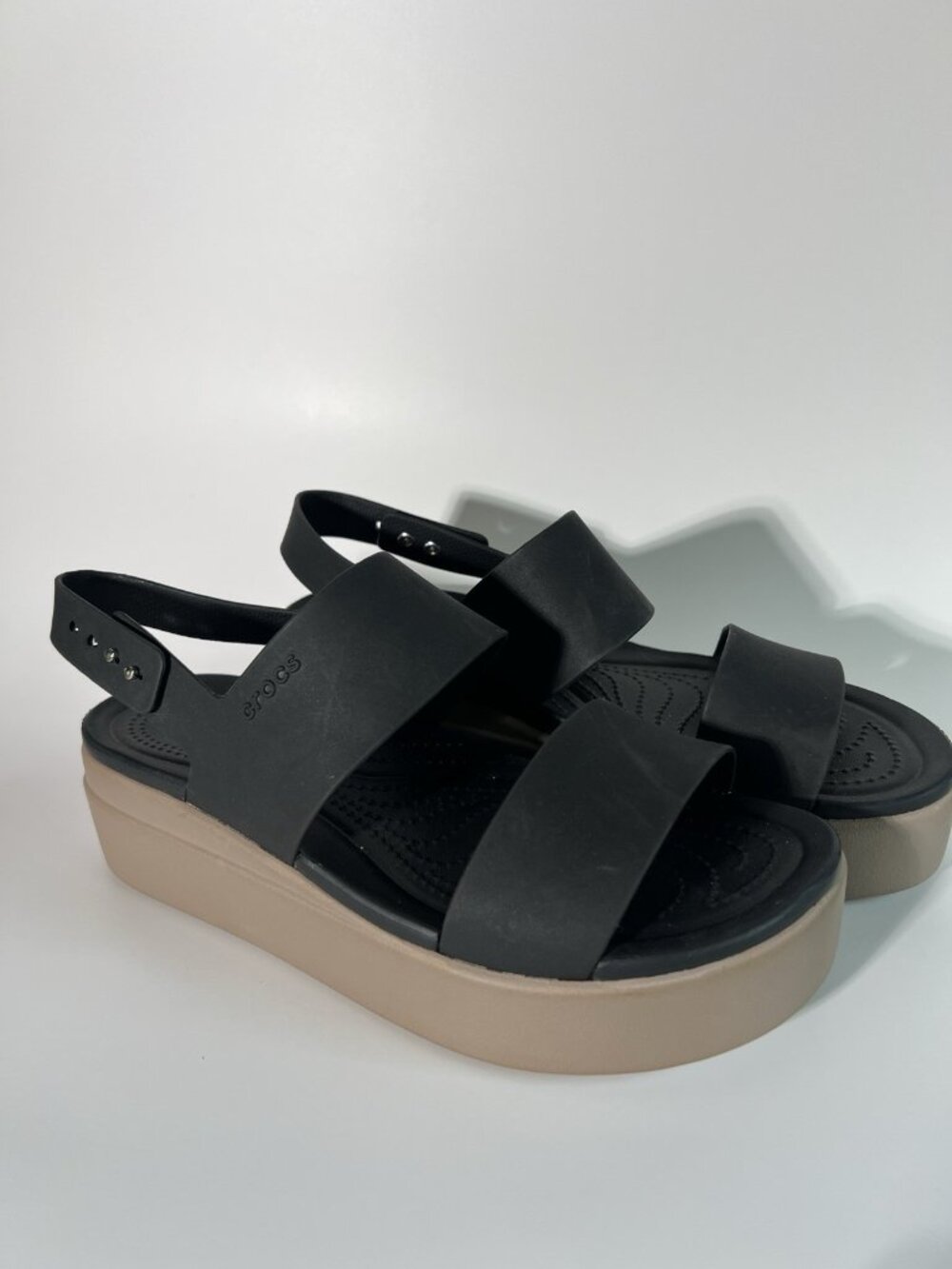 Women's Crocs LiteRide Brooklyn Low Wedge Platform Sandals Size 10 Black Beige - Picture 3 of 12